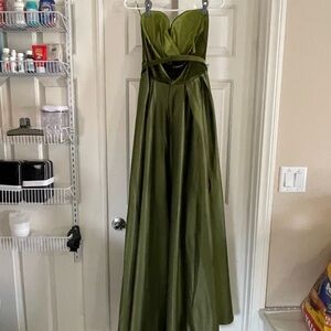 Elegant Green Strapless Evening Gown